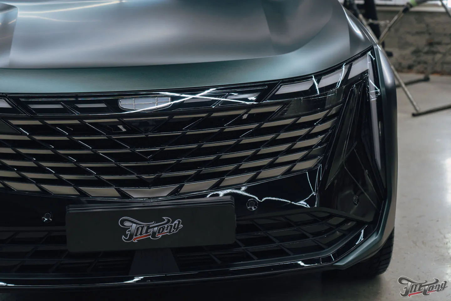 Подарок для будущей супруги: оклеили Geely Atlas матовым винилом, переднюю часть забронировали полиуретаном, добавили глянцевые наклейки + защита глянца в салоне, керамика пленки и кожи